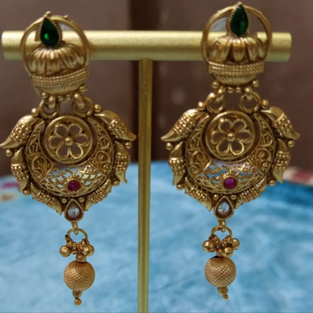 A sophisticated crown-shape like handmade Rajwari earrings - Picture 2 of 4